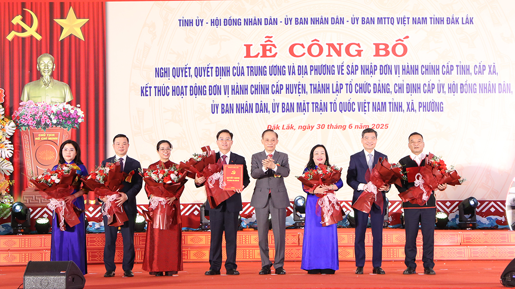 Công bố các nghị quyết, quyết định về sắp xếp tổ chức bộ máy và đơn vị hành chính tỉnh Đắk Lắk